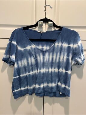 3 dots Blue Tie-Dye V-Neck Crop Top MEDIUM great condition😁